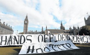 UN MILLÓN DE FIRMAS. Protesta contra el TTIP en Londres, en octubre. Ha habido manifestaciones en toda Europa y se han presentado un millón de firmas contra el tratado y su secretismo en Bruselas.
